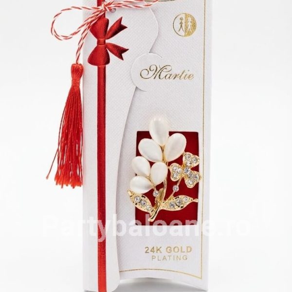 Mărțișor Broșă Floare Sidefată și Cristale Placată cu Aur 24K – Cadou Premium (5 cm) Martisor brosa floare cu petale sidefate albe si cristale pavate placat aur 24k in cutie premium