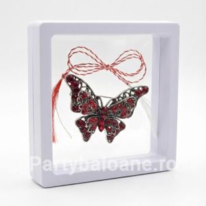 Mărțișor Broșă Fluture cu Cristale în Cutie 3D Transparentă (9x9 cm) – Cadou Premium Martisor brosa fluture elegant cu cristale in cutie patrata transparenta 9x9 cm cu efect de plutire