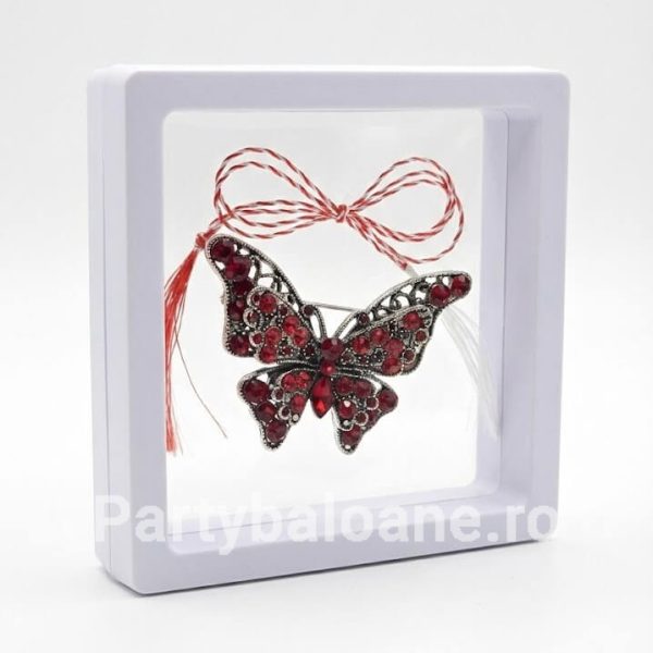 Mărțișor Broșă Fluture cu Cristale în Cutie 3D Transparentă (9x9 cm) – Cadou Premium Martisor brosa fluture elegant cu cristale in cutie patrata transparenta 9x9 cm cu efect de plutire