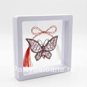 Mărțișor Broșă Fluture cu Cristale în Cutie 3D Transparentă (9x9 cm) – Cadou Premium Martisor brosa fluture elegant cu cristale in cutie patrata transparenta 9x9 cm cu efect de plutire