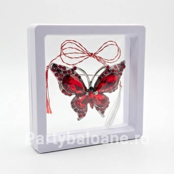 Mărțișor Broșă Fluture cu Cristale în Cutie 3D Transparentă (9x9 cm) – Cadou Premium Martisor brosa fluture elegant cu cristale in cutie patrata transparenta 9x9 cm cu efect de plutire