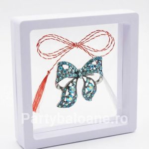 Mărțișor Broșă Fundiță Vintage cu Cristale în Cutie 3D Transparentă (9x9 cm) – Cadou Premium Martisor brosa fundita stil vintage argintiu patinat cu cristale in cutie patrata transparenta 9x9 cm cu efect de plutire