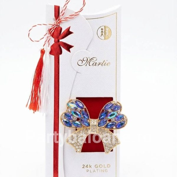 Mărțișor Broșă Fundiță cu Cristale Albastre și Aur 24K – Cadou Premium (5 cm) Martisor brosa fundita aurie cu cristale albastre safir si pietre clare cutie premium