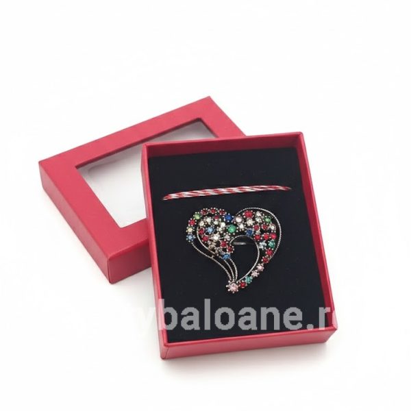 Mărțișor Broșă Inimă Vintage cu Pietre – Cadou Elegant în Cutie Roșie Martisor brosa metalica stil vintage model inima cu pietre fatetate asezata in cutie cadou rosie cu fereastra si catifea neagra