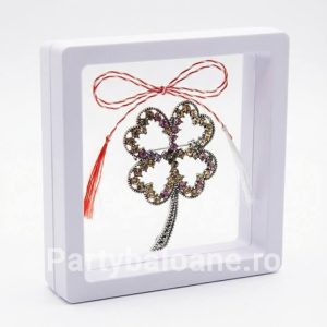 Mărțișor Broșă Trifoi Norocos Vintage cu Cristale în Cutie 3D Transparentă (9x9 cm) – Cadou Premium Martisor brosa trifoi cu patru foi stil vintage argintiu cu cristale in cutie patrata transparenta 9x9 cm cu efect de plutire