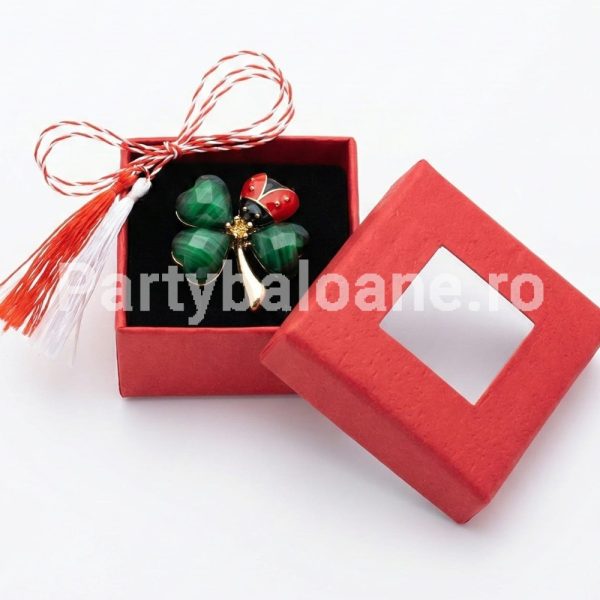Mărțișor Broșă Trifoi Premium Cadou Norocos 1 Martie în Cutie Martisor premium brosa trifoi cu patru foi verde si gargarita in cutie cadou rosie cu fereastra si snur