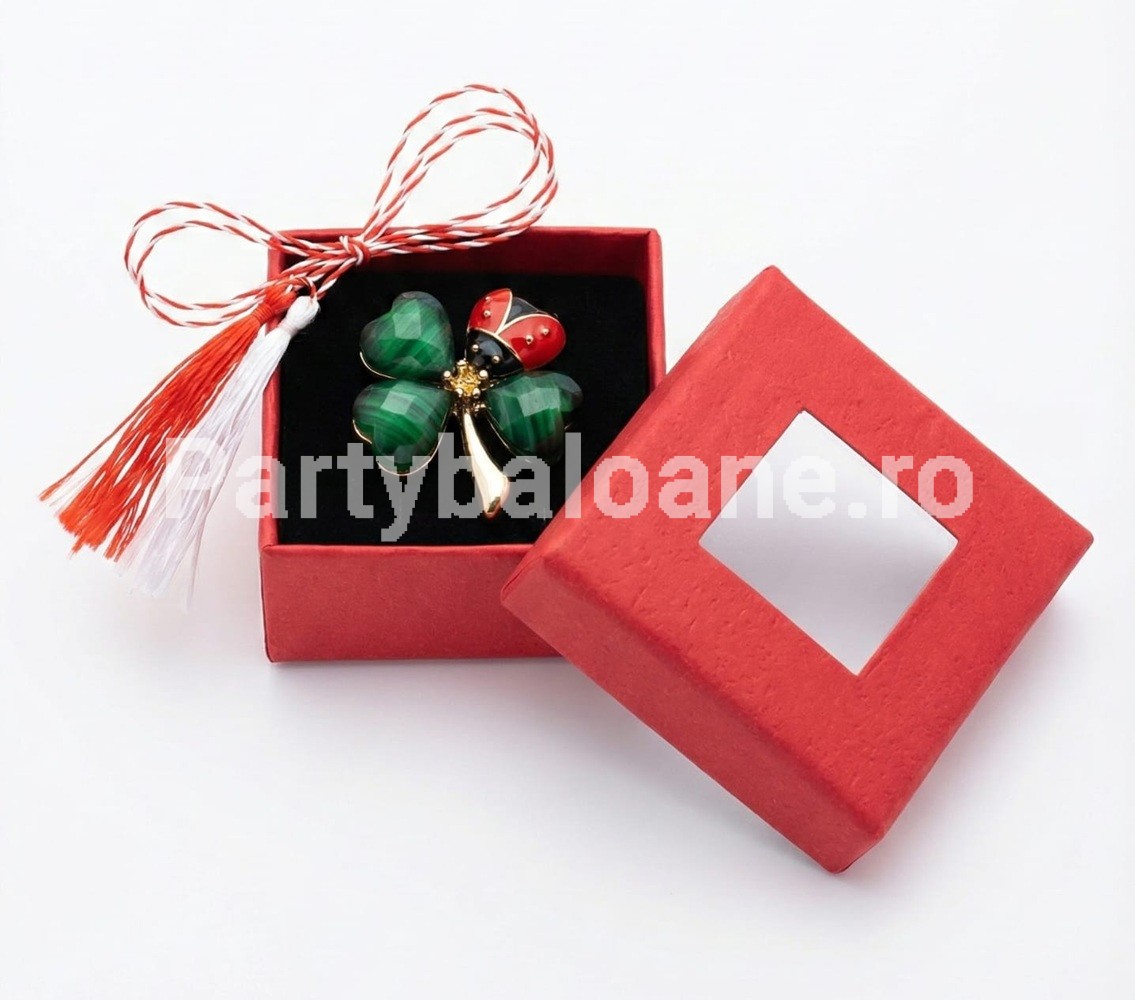 Mărțișor Broșă Trifoi Premium Cadou Norocos 1 Martie în Cutie Martisor premium brosa trifoi cu patru foi verde si gargarita in cutie cadou rosie cu fereastra si snur