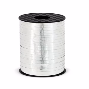 Rola Panglica Rafie pentru Baloane Argintiu Lucios Rola de panglica tip rafie din plastic pentru legat baloane, culoare argintiu cu finisaj lucios tip oglinda, lungime 225 metri, latime 5 mm.