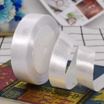 Rola Panglica Satin Alb 1.5 cm x 22.5 m Rola panglica din satin alb pur lucios, latime 1.5 cm, lungime 22.5 metri, versatila pentru nunta, botez, baloane si ambalare cadouri.