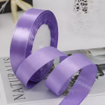 Rola Panglica Satin Mov 1.5 cm x 22.5 m Rola panglica decorativa satin mov lavanda, latime 1.5 cm, lungime 22.5 metri, pentru decoratiuni rafinate, ambalaje premium si aranjamente florale.
