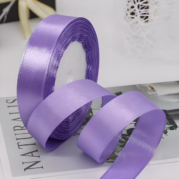 Rola Panglica Satin Mov 1.5 cm x 22.5 m Rola panglica decorativa satin mov lavanda, latime 1.5 cm, lungime 22.5 metri, pentru decoratiuni rafinate, ambalaje premium si aranjamente florale.