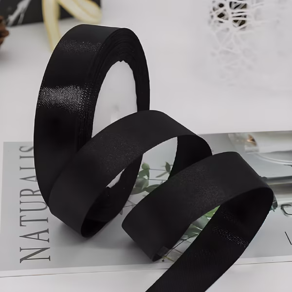 Rola Panglica Satin Negru 1.5 cm x 22.5 m Rola panglica din satin matasos negru intens, latime 1.5 cm, lungime 22.5 metri, perfecta pentru ambalaje elegante si cadouri premium.
