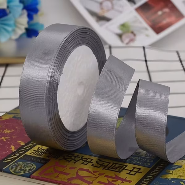 Rola Panglica din Satin pentru Decoratiuni si Cadouri 1.5 cm x 22.5 m (Mai multe culori) Role de panglica din satin matasos cu latimea de 1.5 cm si lungimea de 22.5 m, disponibile in diverse culori: alb, negru, rosu, roz deschis, roz inchis, mov, bleu si ivory.