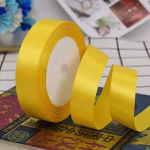 Rola Panglica din Satin pentru Decoratiuni si Cadouri 1.5 cm x 22.5 m (Mai multe culori) Role de panglica din satin matasos cu latimea de 1.5 cm si lungimea de 22.5 m, disponibile in diverse culori: alb, negru, rosu, roz deschis, roz inchis, mov, bleu si ivory.
