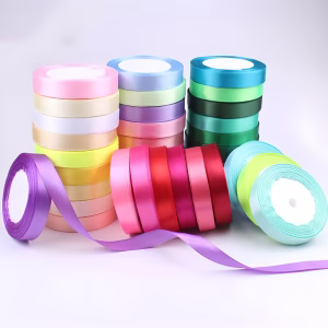 Rola Panglica din Satin pentru Decoratiuni si Cadouri 1.5 cm x 22.5 m (Mai multe culori) Role de panglica din satin matasos cu latimea de 1.5 cm si lungimea de 22.5 m, disponibile in diverse culori: alb, negru, rosu, roz deschis, roz inchis, mov, bleu si ivory.