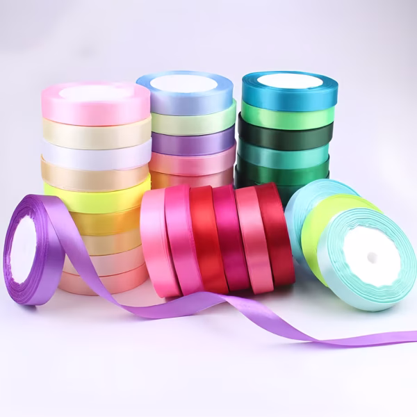 Rola Panglica din Satin pentru Decoratiuni si Cadouri 1.5 cm x 22.5 m (Mai multe culori) Role de panglica din satin matasos cu latimea de 1.5 cm si lungimea de 22.5 m, disponibile in diverse culori: alb, negru, rosu, roz deschis, roz inchis, mov, bleu si ivory.