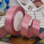 Rola Panglica din Satin pentru Decoratiuni si Cadouri 1.5 cm x 22.5 m (Mai multe culori) Role de panglica din satin matasos cu latimea de 1.5 cm si lungimea de 22.5 m, disponibile in diverse culori: alb, negru, rosu, roz deschis, roz inchis, mov, bleu si ivory.