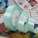 Rola Panglica din Satin pentru Decoratiuni si Cadouri 1.5 cm x 22.5 m (Mai multe culori) Role de panglica din satin matasos cu latimea de 1.5 cm si lungimea de 22.5 m, disponibile in diverse culori: alb, negru, rosu, roz deschis, roz inchis, mov, bleu si ivory.