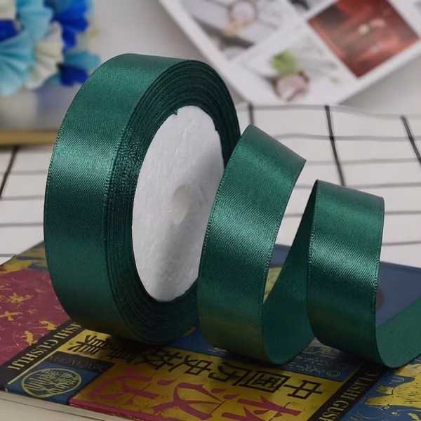Rola Panglica din Satin pentru Decoratiuni si Cadouri 1.5 cm x 22.5 m (Mai multe culori) Role de panglica din satin matasos cu latimea de 1.5 cm si lungimea de 22.5 m, disponibile in diverse culori: alb, negru, rosu, roz deschis, roz inchis, mov, bleu si ivory.