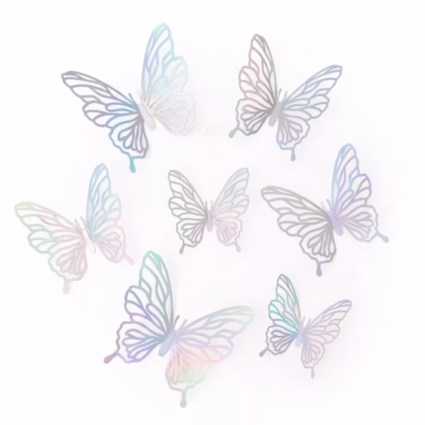 Set 12 Fluturi Decorativi 3D Argintiu Iridiscent – Carton Plastifiat (Model 17) Set 12 fluturi decorativi 3D de culoare argintiu iridiscent holografic, model ajurat tip dantela, din carton plastifiat, perfecti pentru aranjamente florale si torturi.