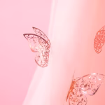 Set 12 Fluturi Decorativi 3D Rose Gold – Carton Plastifiat (Model 14) Set 12 fluturi decorativi 3D de culoare rose gold, realizati din carton plastifiat, cu design decupat tip dantela, pentru aranjamente si torturi.