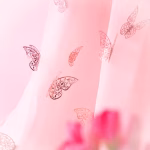 Set 12 Fluturi Decorativi 3D Rose Gold – Carton Plastifiat (Model 14) Set 12 fluturi decorativi 3D de culoare rose gold, realizati din carton plastifiat, cu design decupat tip dantela, pentru aranjamente si torturi.