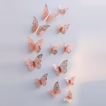 Set 12 Fluturi Decorativi 3D Rose Gold – Carton Plastifiat (Model 14) Set 12 fluturi decorativi 3D de culoare rose gold, realizati din carton plastifiat, cu design decupat tip dantela, pentru aranjamente si torturi.
