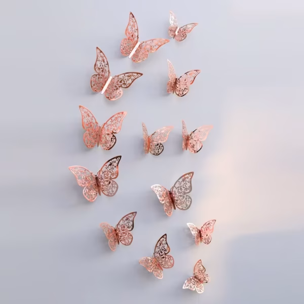 Set 12 Fluturi Decorativi 3D Rose Gold – Carton Plastifiat (Model 14) Set 12 fluturi decorativi 3D de culoare rose gold, realizati din carton plastifiat, cu design decupat tip dantela, pentru aranjamente si torturi.