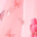 Set 12 Fluturi Decorativi 3D Rose Gold – Carton Plastifiat (Model 16) Set 12 fluturi decorativi 3D de culoare rose gold, model ajurat asemanator dantelei, din carton plastifiat, perfecti pentru aranjamente florale si torturi.