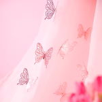 Set 12 Fluturi Decorativi 3D Rose Gold – Carton Plastifiat (Model 16) Set 12 fluturi decorativi 3D de culoare rose gold, model ajurat asemanator dantelei, din carton plastifiat, perfecti pentru aranjamente florale si torturi.