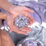 Set 12 Mini Globuri Disco Oglinda Argintie 3 cm Set 12 mini globuri disco cu oglinda argintie, diametru 3 cm, prevazute cu agatatoare pentru decor petreceri si torturi.