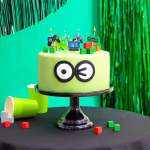 Set 5 Lumanari Tort Gaming Manete Consola si Ecran TV Set 5 lumanari pentru tort tematica gaming, include 4 manete de consola verzi si negre si 1 ecran cu mesajul Game Up, prevazute cu suporturi din lemn pentru fixare sigura.