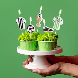 Set 5 Lumanari Tort Tematica Fotbal Tricouri Minge si Cupa Set de 5 lumanari pentru tort cu tematica fotbal ilustrand tricouri minge cupa si gheata de fotbal