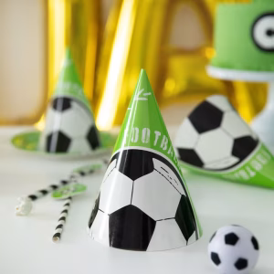 Set 6 Coifuri Petrecere Tematica Fotbal cu Banda Elastica 16x10 cm Set 6 coifuri de petrecere din carton cu tematica fotbal, design verde cu minge alb-negru si text, prevazute cu banda elastica, inaltime 16 cm.