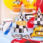Set 6 Coifuri Petrecere Tematica Masini Curse Racing cu Stickere Set de 6 coifuri de petrecere din carton, tematica masini de curse racing, design in carouri alb-negru tip steag finish, include etichete personalizabile 3D (trofeu, masini, viteza) si benzi elastice, inaltime 16 cm.