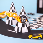 Set 6 Coifuri Petrecere Tematica Masini Curse Racing cu Stickere Set de 6 coifuri de petrecere din carton, tematica masini de curse racing, design in carouri alb-negru tip steag finish, include etichete personalizabile 3D (trofeu, masini, viteza) si benzi elastice, inaltime 16 cm.