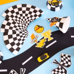 Set 6 Coifuri Petrecere Tematica Masini Curse Racing cu Stickere Set de 6 coifuri de petrecere din carton, tematica masini de curse racing, design in carouri alb-negru tip steag finish, include etichete personalizabile 3D (trofeu, masini, viteza) si benzi elastice, inaltime 16 cm.