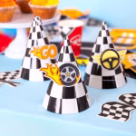Set 6 Coifuri Petrecere Tematica Masini Curse Racing cu Stickere Set de 6 coifuri de petrecere din carton, tematica masini de curse racing, design in carouri alb-negru tip steag finish, include etichete personalizabile 3D (trofeu, masini, viteza) si benzi elastice, inaltime 16 cm.