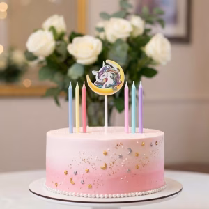 Set 7 Lumanari Unicorn si Lumanari Lungi Pastel Set lumanari pentru tort cu o figurina unicorn pe semiluna si sase lumanari lungi in culori pastelate