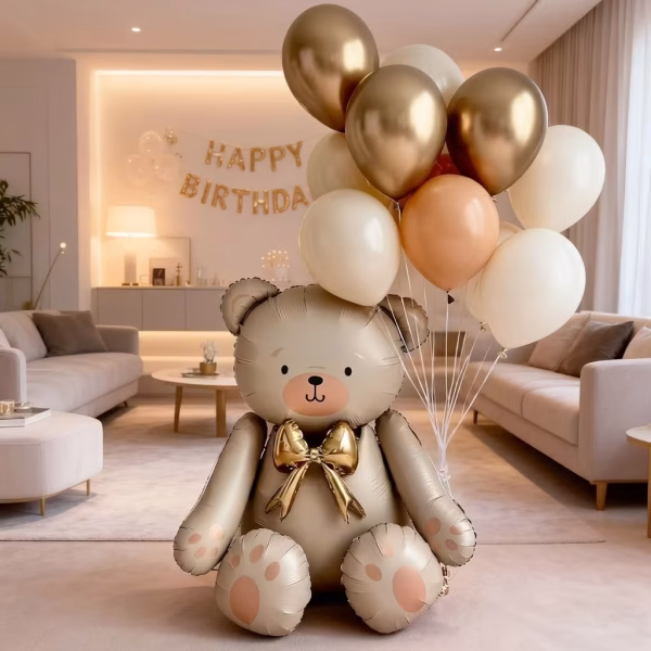 Set Balon Urs Airwalker 3D 71 cm si 12 Baloane Latex Set decoratiuni petrecere format din figurina balon urs folie 3D airwalker si buchet de 12 baloane latex auriu chrome bej si sand white asezate in living.