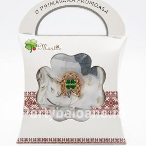 Set Cadou Eșarfă Elegantă și Broșă Surpriză în Cutie Premium (30x120 cm) – Cadoul Perfect de Mărțișor - Model 23 Set cadou conținând o eșarfă elegantă (30x120 cm) și o broșă mărțișor tematică (ex: floare
