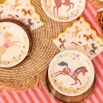Set Farfurii din Carton Tematica Cai si Echitatie 18 cm Farfurii din carton pentru petreceri copii, diametru 18 cm, tematica cai si echitatie, design cu caluti in galop, flori de camp si potcoave pe fundal crem.