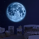 Sticker decorativ luna fosforescenta albastra 30 cm Sticker decorativ luna fosforescenta albastra aplicat pe perete si iluminat in intuneric