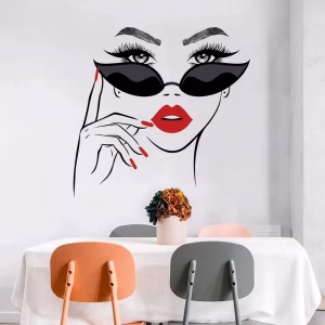 Sticker perete fata cu ochelari si buze rosii cod 567 Sticker perete fata cu ochelari si buze rosii aplicat pe perete intr-o zona moderna