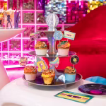 Suport Pentru Tort Retro Disco cu 3 Niveluri 34x39 cm Suport supraetajat din carton pentru tort si briose petrecere tematica retro disco vinil