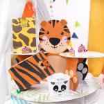 Suport pentru Tort si Briose Animale Fata-Verso Tigru si Panda 30x44cm Suport din carton pentru prajituri si briose, tematica animale jungle safari, design ingenios fata-verso cu tigru si panda, dimensiuni 30x44 cm.