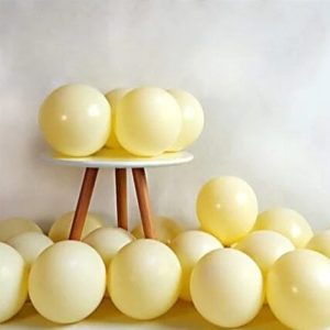 Set Baloane Latex Macarons Galben 26CM - Decoratiuni Festive Baloane galbene pe o masă.