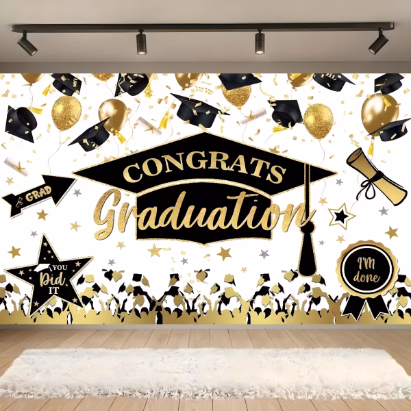 Background Absolvire Textil Premium pentru Poze 160x100 cm (COD 678B) Background decorativ pentru fundal foto din material textil premium, tematica absolvire, ilustrand toci, baloane aurii, siluete absolventi fericiti si mesajul Congrats Graduation, 160x100 cm.