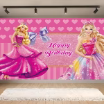 Background Barbie Textil Premium pentru Poze 160×100 cm (COD 671B) Background decorativ pentru fundal foto din material textil premium, tematica Barbie, ilustrand doua printese in rochii de bal, inimioare roz si mesajul Happy Birthday pe fundal sclipitor, 160x100 cm.
