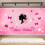 Background Barbie Textil Premium pentru Poze 160×100 cm (COD 672B) Background decorativ pentru fundal foto din material textil premium, tematica Barbie, ilustrand silueta neagra clasica a papusii incadrata de diamante, fundite, fluturi si mesajul Happy Birthday pe o panglica roz, 160x100 cm.